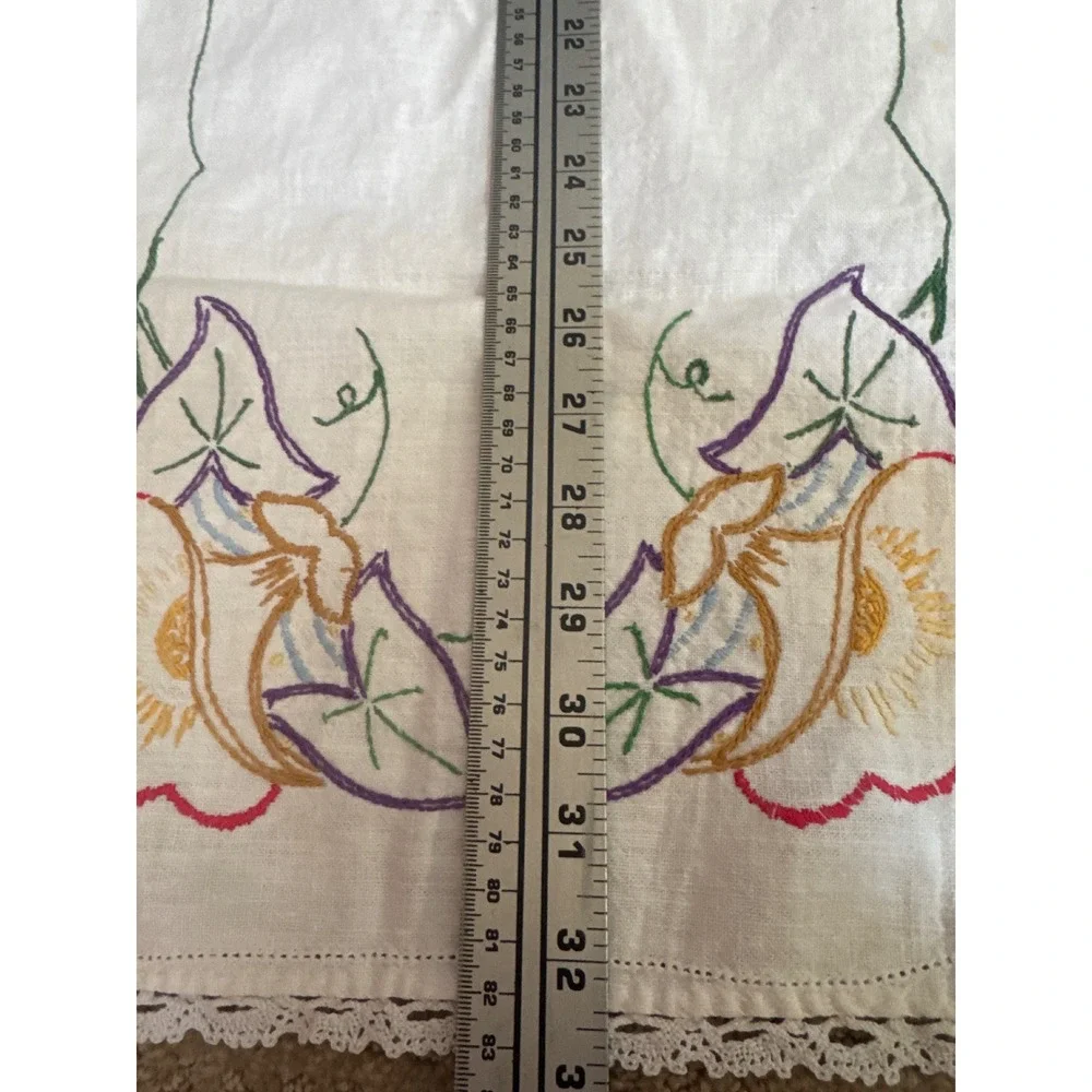 Vintage Hand Embroidered Floral Linen Table Runner White Lace Trim 32x11 1061